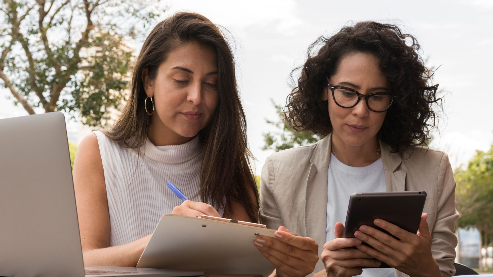 Reconvertir tu perfil laboral es posible: Conocé la historia de Flor y Lara