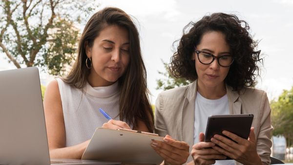 Reconvertir tu perfil laboral es posible: Conocé la historia de Flor y Lara