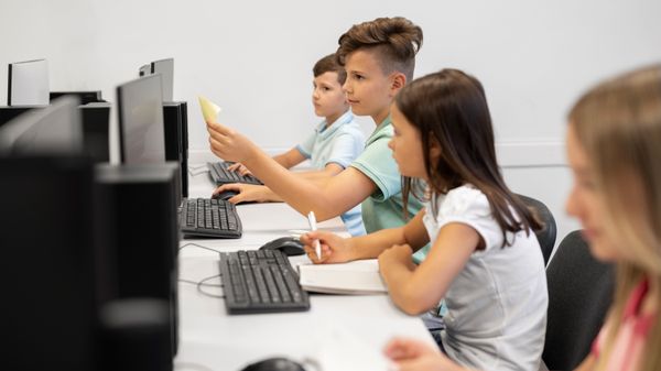 Cómo algunas escuelas enseñan habilidades digitales para futuros programadores: